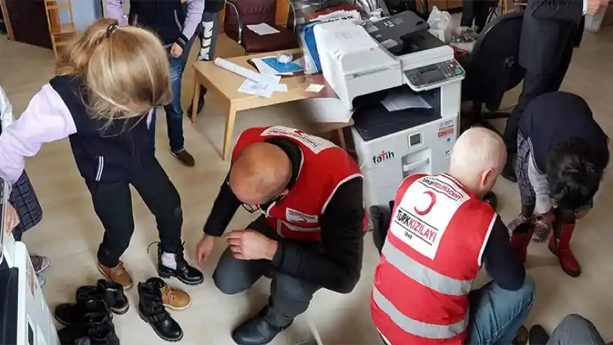 Kızılay'dan Öğrencilere Kışlık Bot 
