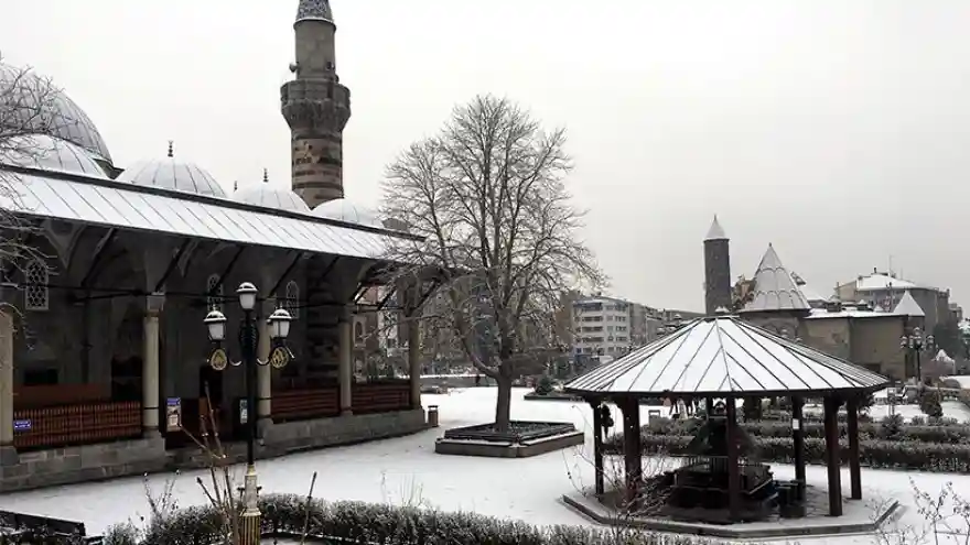 Doğu'da Kış Yüzünü Gösterdi
