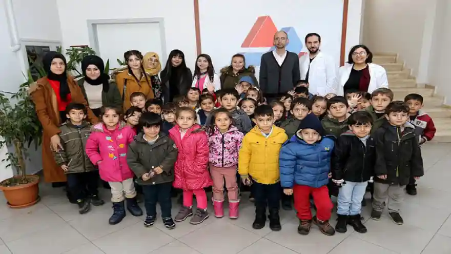 Anaokulu Öğrencileri AİÇÜ Merkezi Araştırma ve Uygulama Laboratuvarını Gezdi