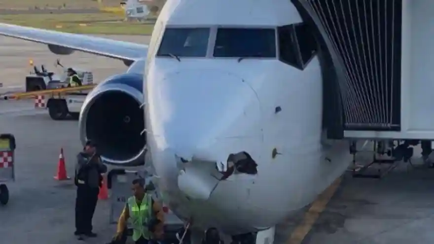 Meksika'da drone yolcu uçağına çarptı
