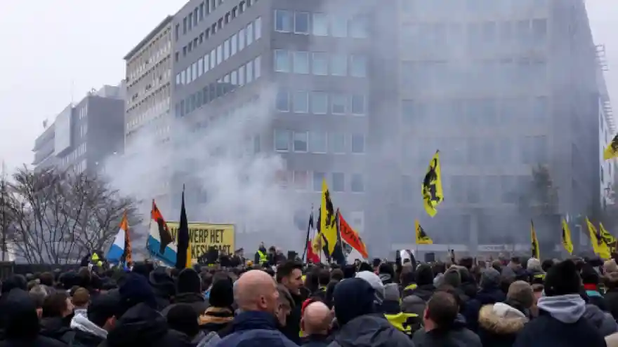 Belçika'da aşırı sağcı ve göç karşıtı gösteriye polis müdahalesi
