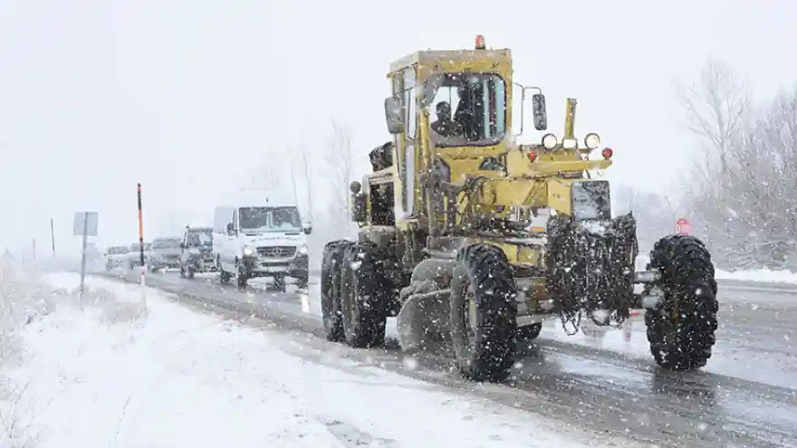 Kar Yağışı Uçak Seferlerini İptal Etti

