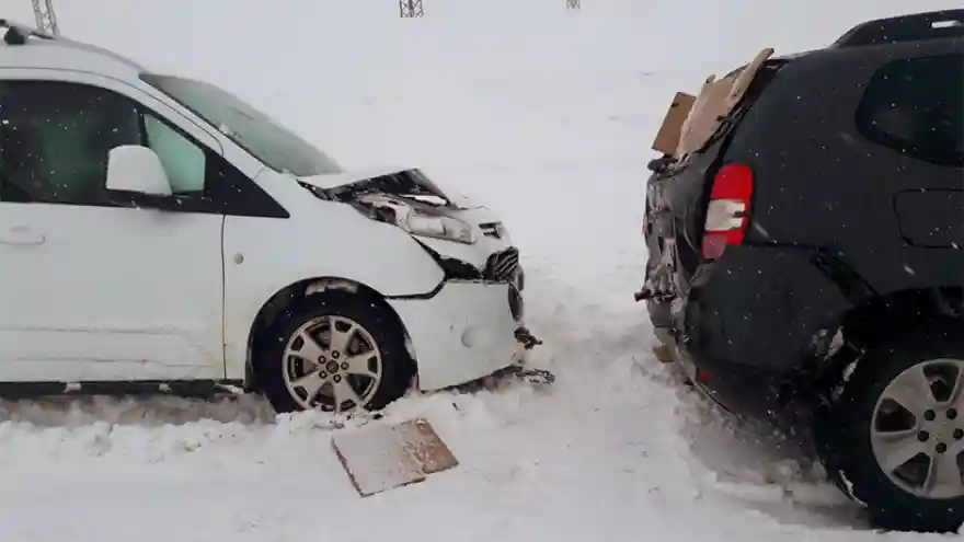 İki Araç Çarpıştı: 4 Yaralı