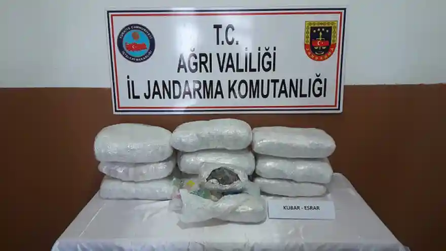 DOĞUBAYAZIT'TA ARABANIN İÇİNDE 11,750 gr ESRAR ELE GEÇİRİLDİ