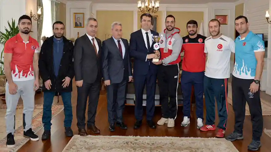 Şampiyonlar Vali Memiş'i Ziyaret Etti
