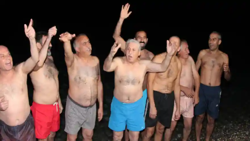 Yeni yılı denize girerek kutladılar!
