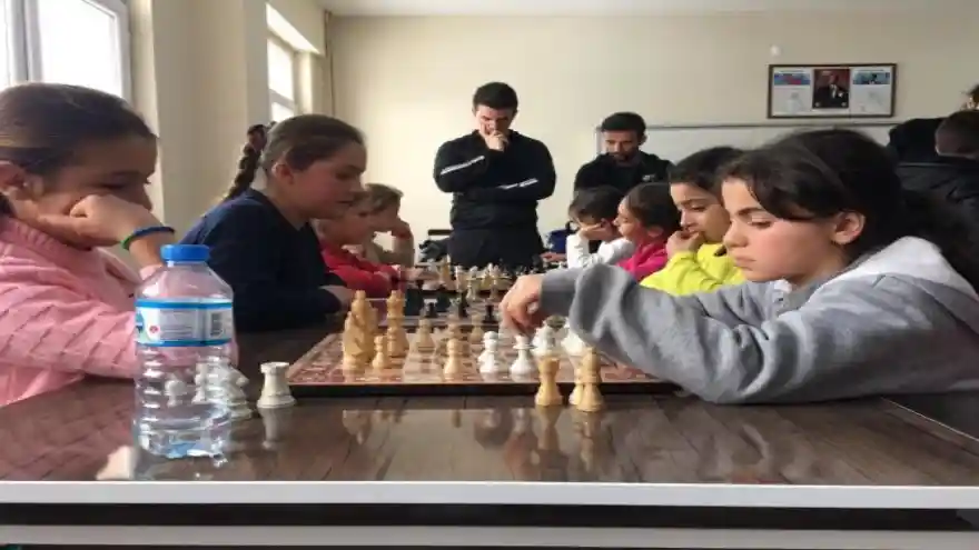 Eleşkirt'te İlk Okullar Arası Satranç Turnuvası Başladı