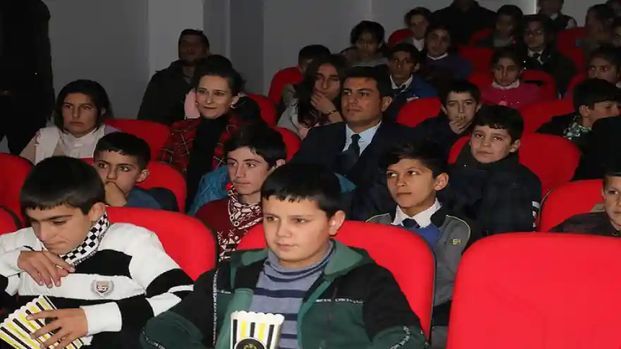 DİYADİN KAYMAKAMI OLGUN ÖNER'DEN ÇOCUKLARA SİNEMA KEYFİ