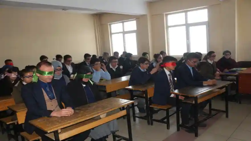 ÖĞRENCİLER GÖZLERİNİ BAĞLAYIP ENGELLİ OLDULAR
