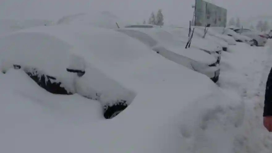 Uludağ'da 4 gün aralıksız kar yağdı, tatilciler araçlarını bulamadı