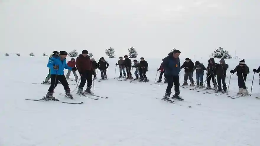 HAMUR İLÇESİNDE 50 ÖĞRENCİYE KAYAK ÖĞRETİLDİ