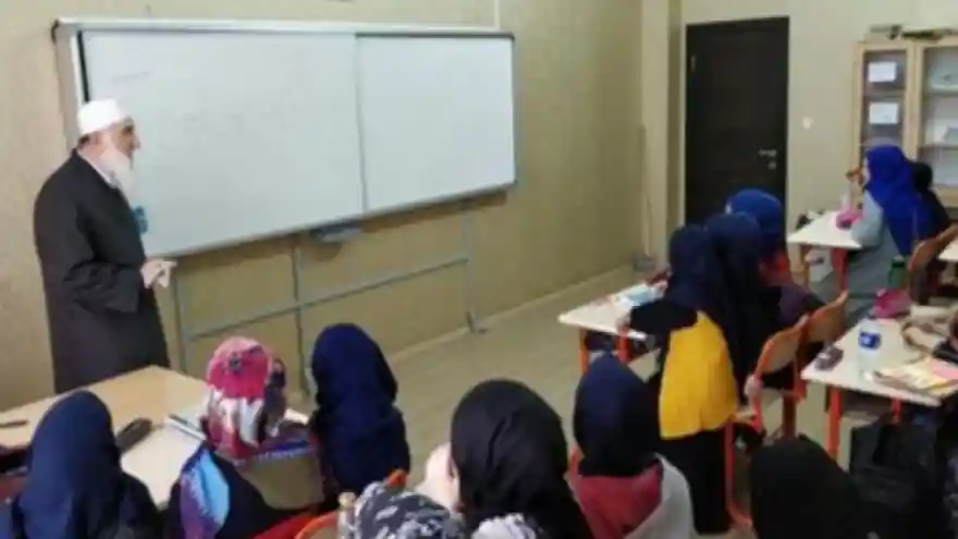 MEB, sarık ve cübbeyle ders verilen okulu kapattı
