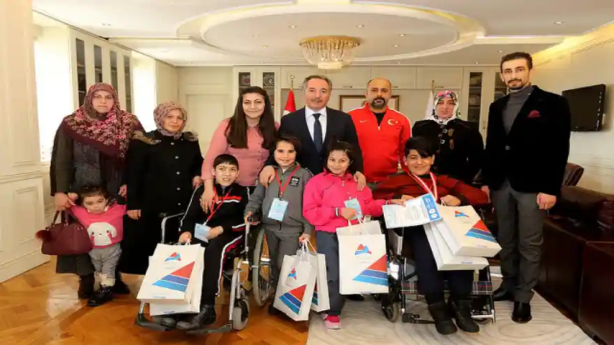 AİÇÜ'nün El Uzattığı Bedensel Engelli Çocuklardan Yüzmede Önemli Başarı