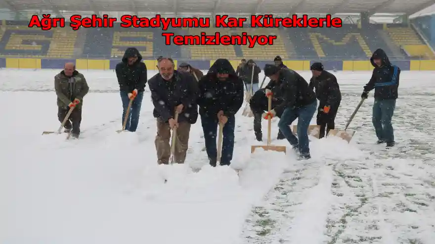 Ağrı Şehir Stadyumu Kar Küreklerle Temizleniyor