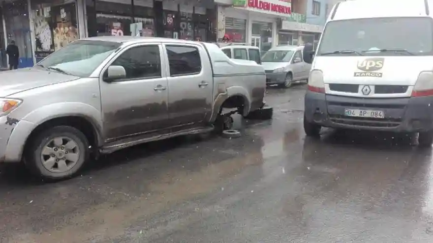 Ağrı'da Seyir Halindeki Aracın Tekerleği Çıktı