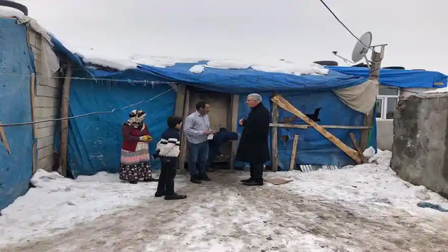 MEHMET ERAT KAR, SOĞUK DİNLEMEDEN HER EVİN KAPISINI ÇALIYOR
