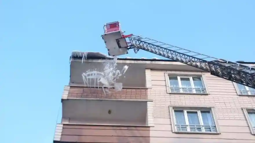 Ağrı'da İtfaiyecilerin "Buz Sarkıtları" Mesaisi Sürüyor