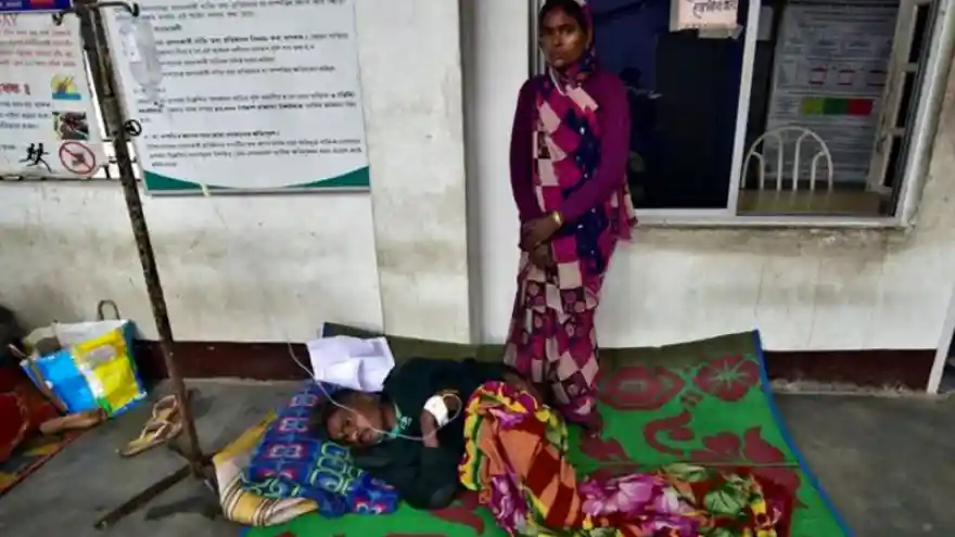 Hindistan'da kaçak içkiden hayatını kaybedenlerin sayısı 130'u aştı
