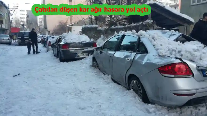 ÇATIDAN DÜŞEN KAR AĞIR HASARA YOL AÇTI
