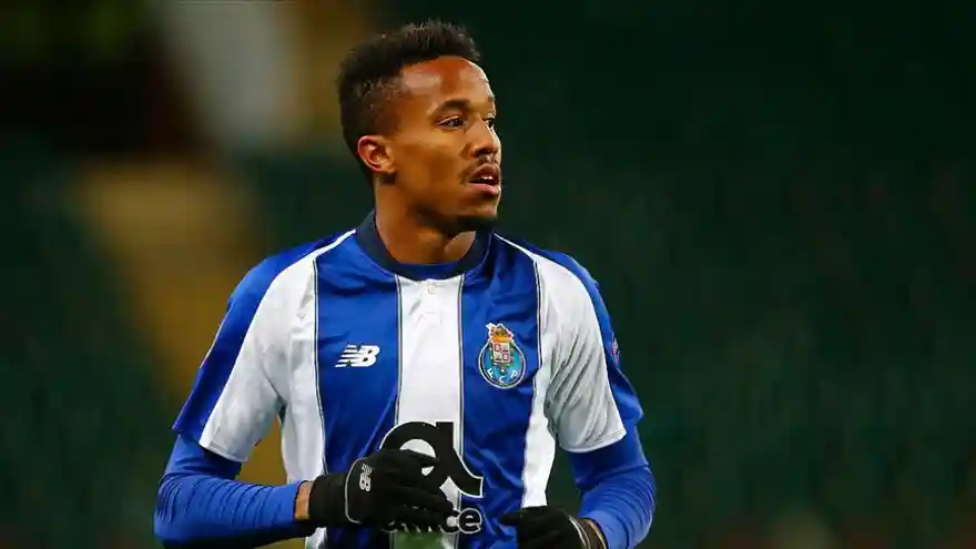 Real Madrid'in Zidane'a ilk hediyesi Militao

