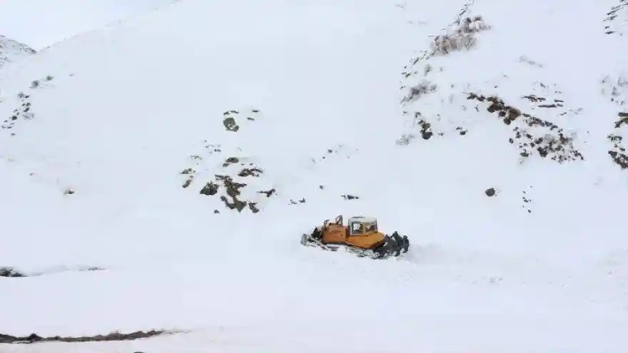 Çığdan Kapanan Yol 2 Günlük Çalışmayla Ulaşıma Açıldı