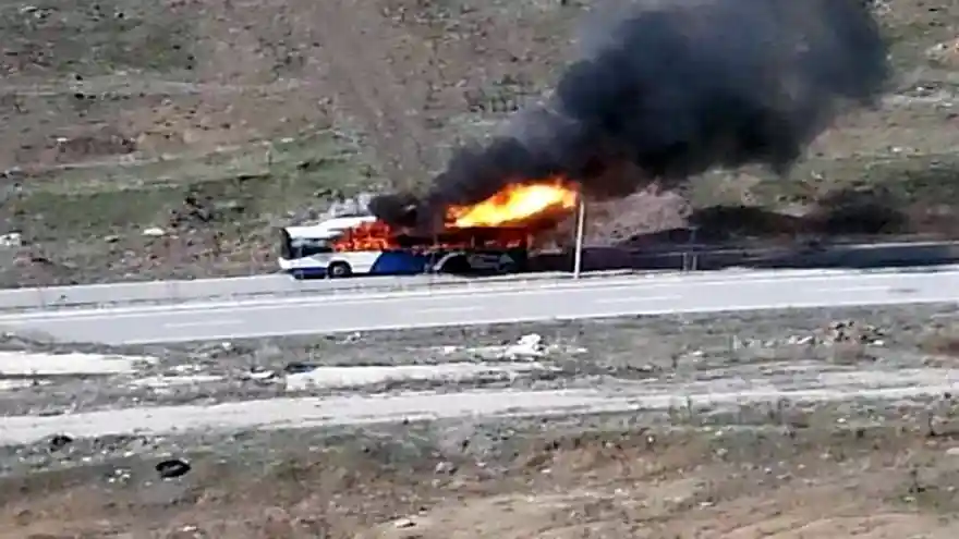 Ankara'da belediye otobüsü alev alev yandı