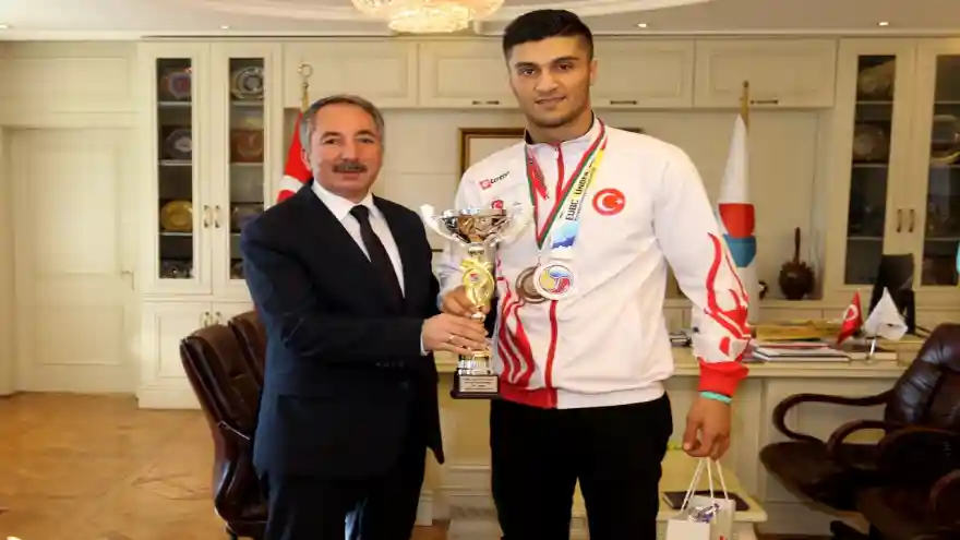 Ağrı İbrahim Çeçen Üniversitesi Öğrencisinin Boks'da Büyük Başarısı