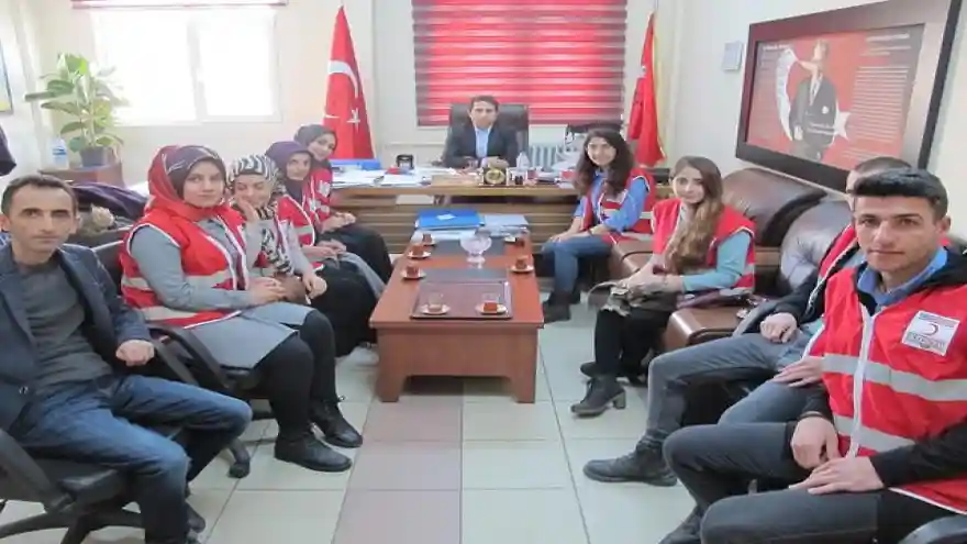 GENÇ KIZILAY EKİBİ AĞRI'DA SAĞLIKLI BESLENMEYİ ANLATIYOR