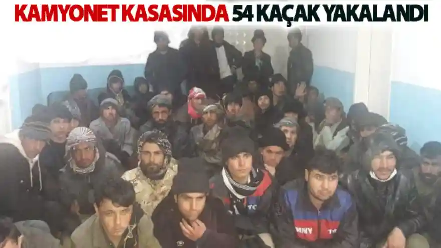 Kamyonet kasasında 54 kaçak yakalandı