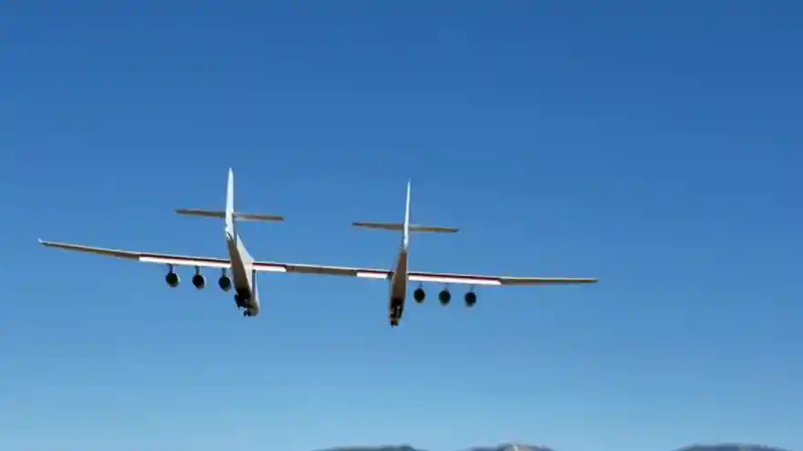 Dünyanın en büyük uçağı test uçuşunu yaptı