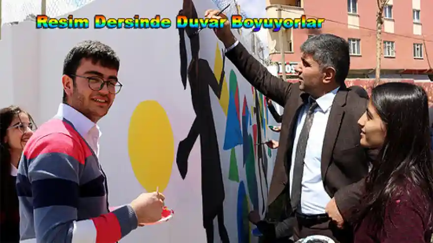 Resim Dersinde Duvar Boyuyorlar