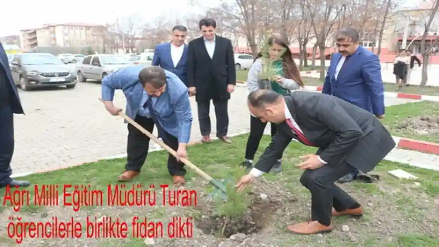 Ağrı Milli Eğitim Müdürü Turan öğrencilerle birlikte fidan dikti