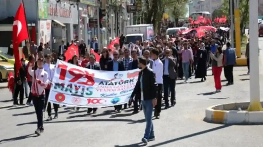 Ağrı'da Gençlik Haftası Yürüyüşü Düzenlendi  