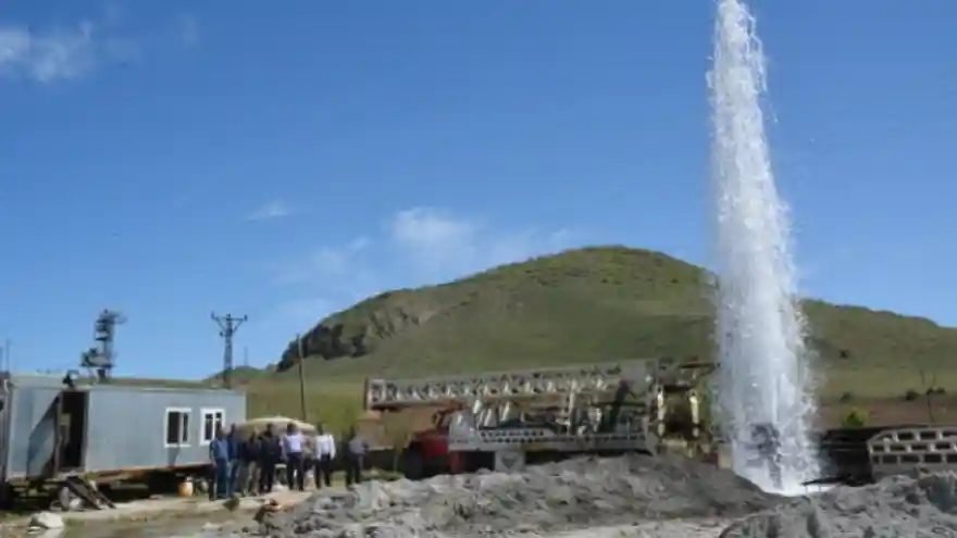 Van Gölü kıyısında termal su bulundu!