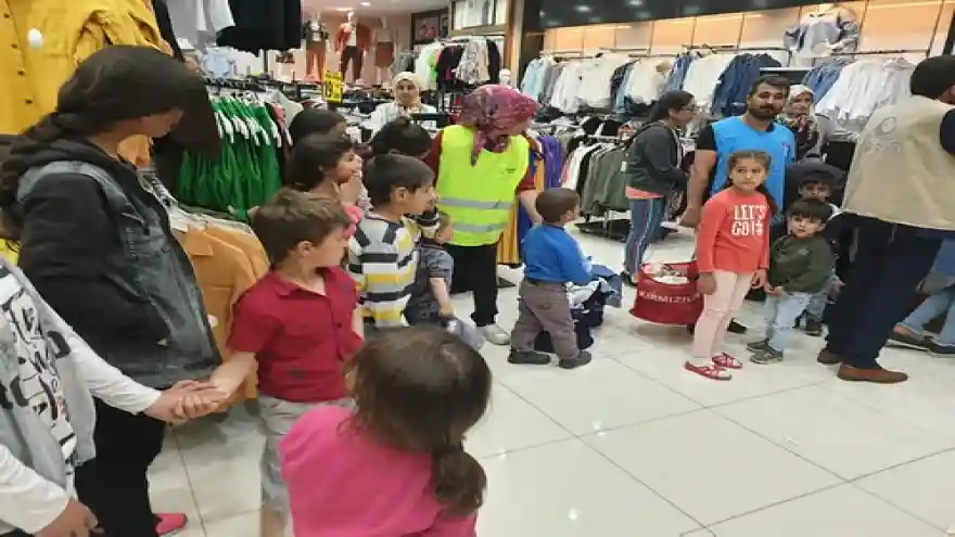 Ağrı Beşir Derneği yetimleri sevindirdi.