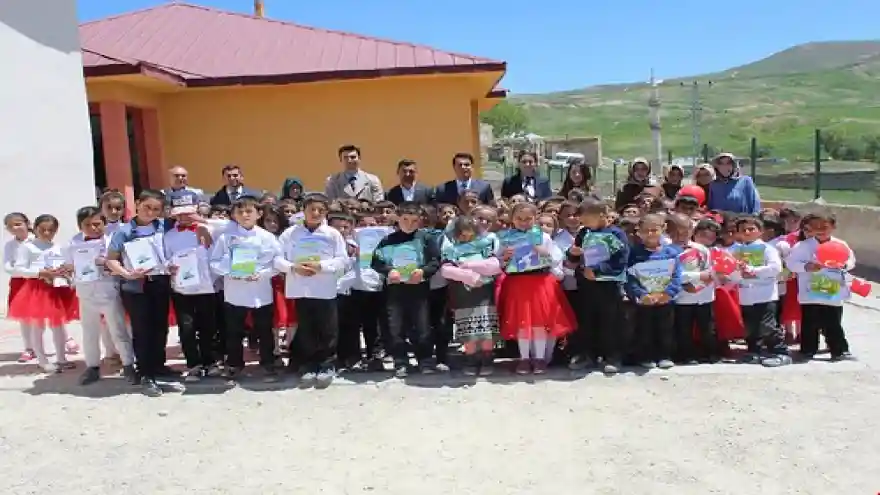 Bayram Öncesi Köydeki Öğrenciler Sevindirildi