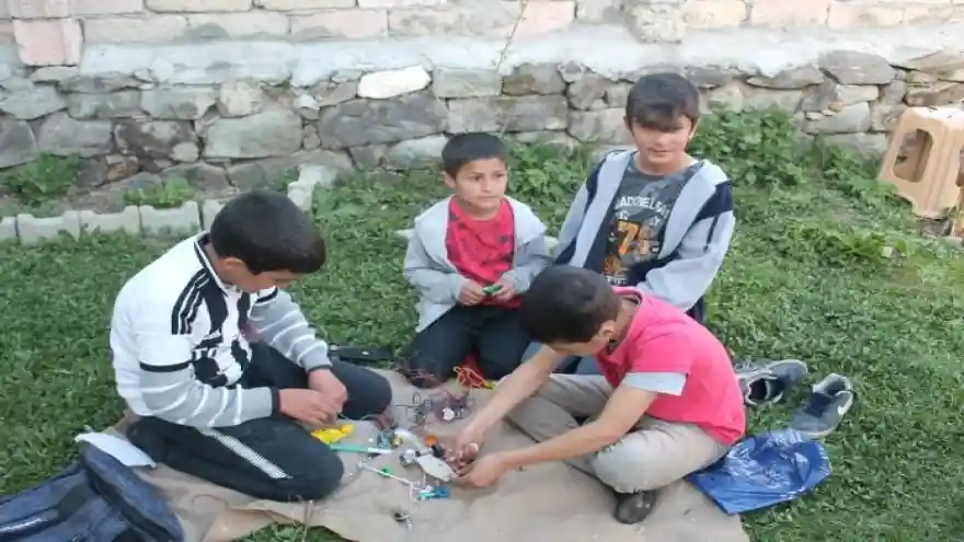 Atık materyallerle yaptıkları oyuncaklarla oynuyorlar