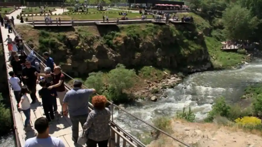 Sıcaktan bunalanlar Muradiye Şelalesi'nde serinliyor