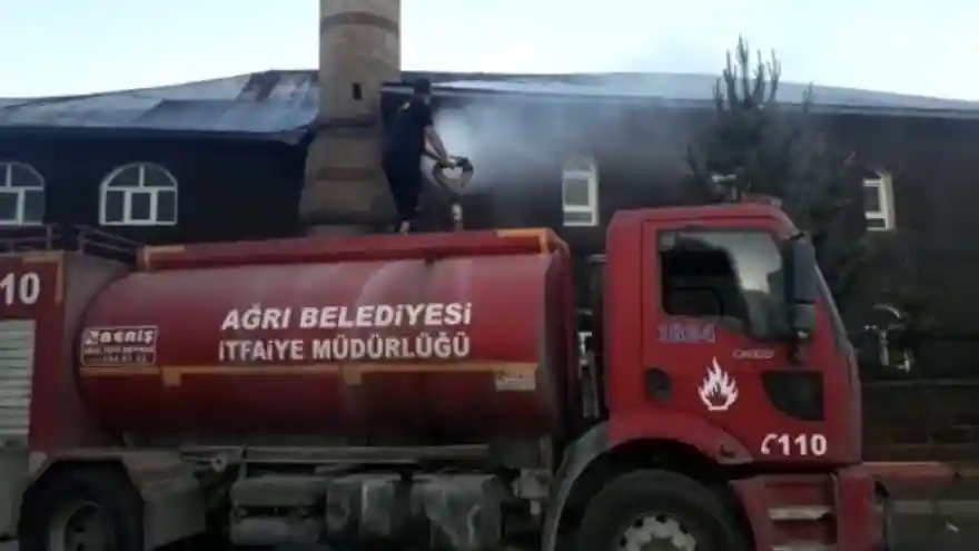 Ağrı'da itfaiye ekipleri camileri yıkadı