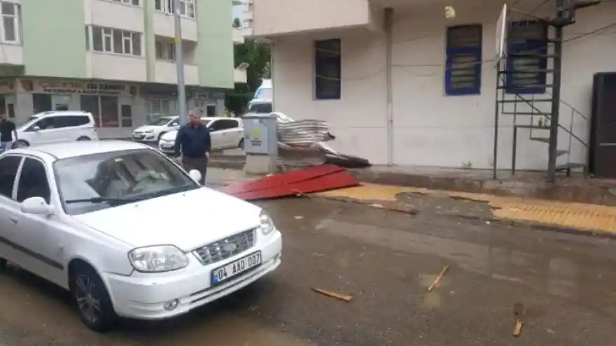 Ağrı'da şiddetli rüzgar çatıları uçurdu