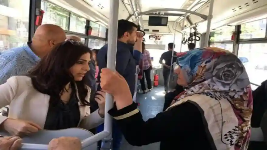 Van Büyükşehir Belediye Başkanı, otobüste yolcuları dinledi