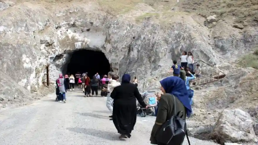 TUZ MAĞARASINDA SİNEMA KEYFİ
