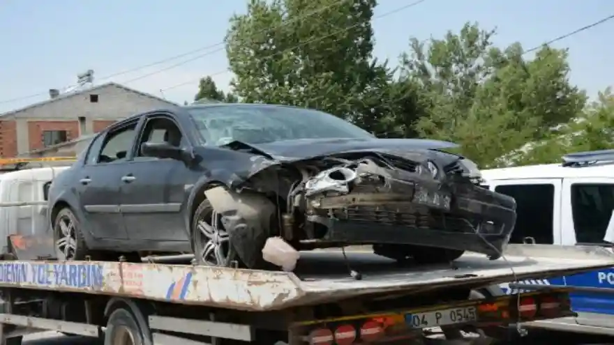 AĞRI'nın Patnos ilçesinde otomobil ile hafif ticari aracın çarpışması sonucu 1 kişi hayatını kaybetti, 6 kişi yaralandı. 