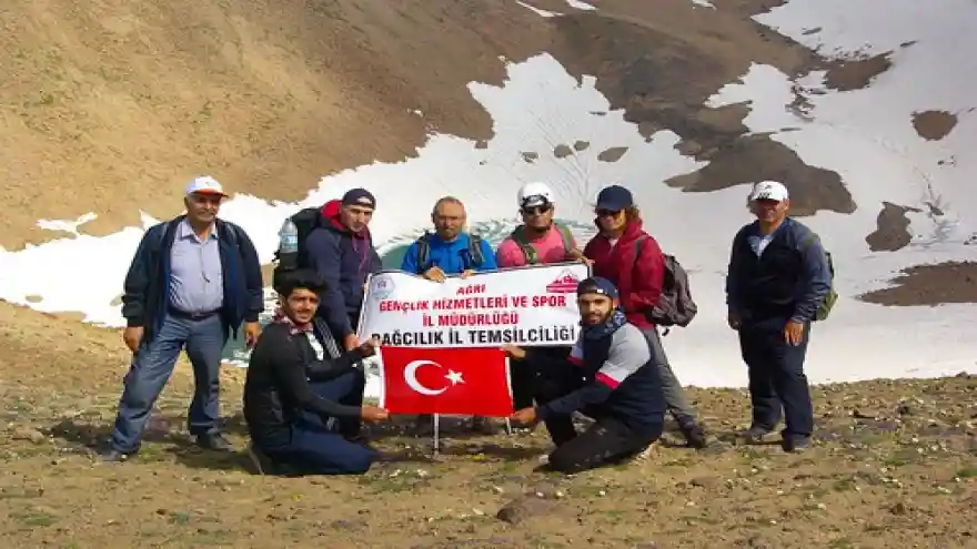 Ağrılı dağcılar Süphan Dağı'na tırmandı