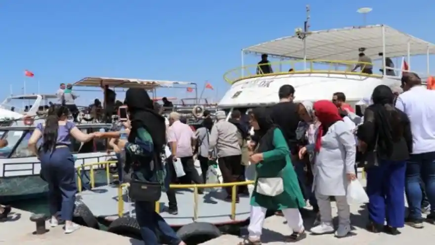 Van'da bayram öncesi İranlı yoğunluğu esnafın yüzünü güldürdü.