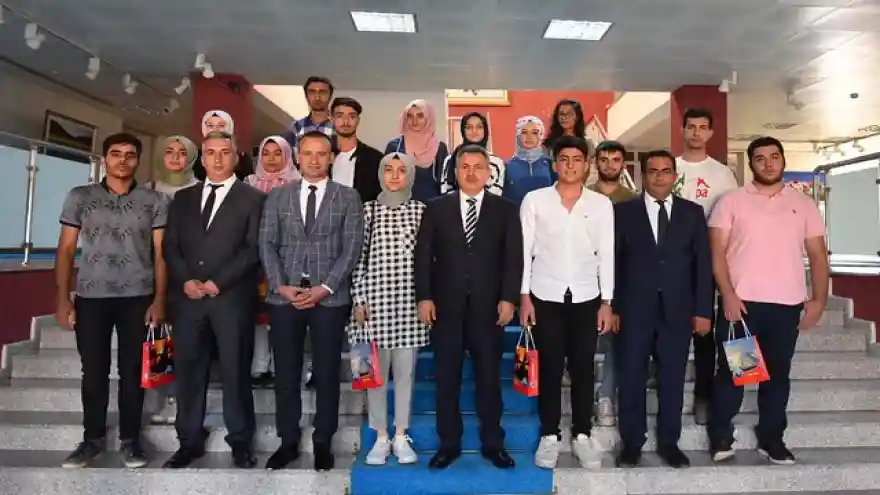 Ağrı Valisi Elban, YKS'de Başarılı Öğrencileri Ağırladı
