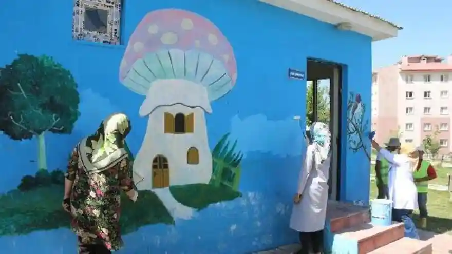 Vanlı kadınlar, parktaki bank ve oturakları boyadı