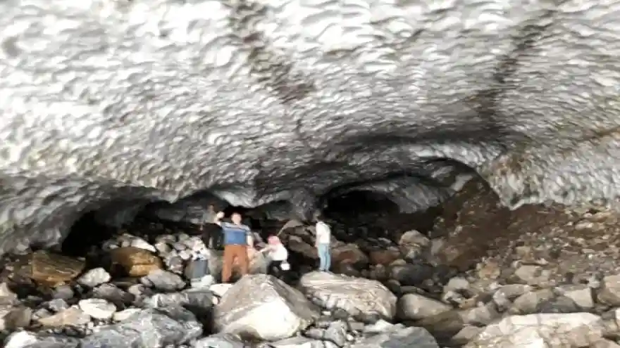 Batman'da görenleri hayrete düşüren kar tüneli