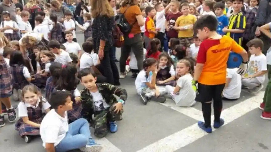 İstanbul'daki şiddetli depremden ilk görüntüler geldi! İstanbullu büyük panik yaşadı

