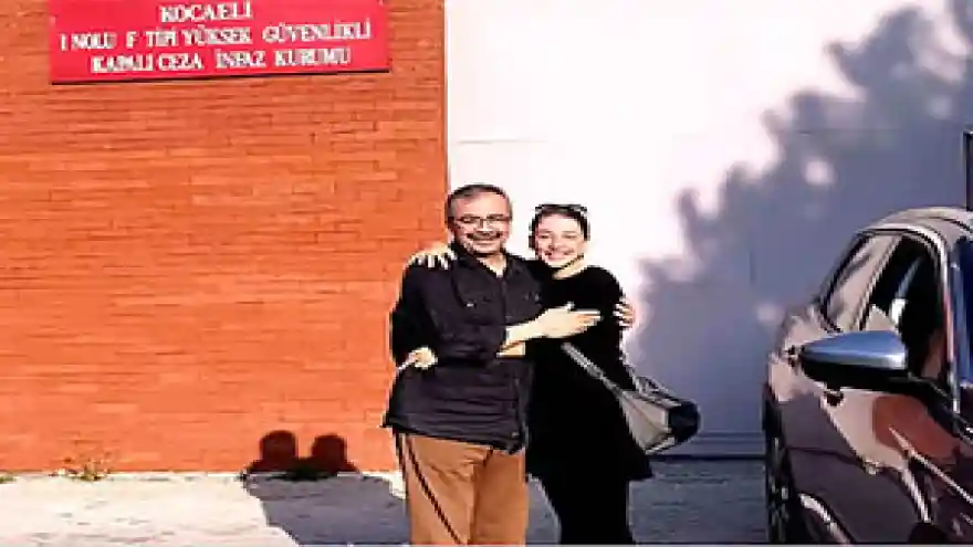 Sırrı Süreyya Önder cezaevinden çıktı: 'Bir yanımız hep içeride'
